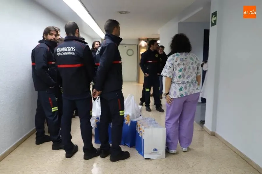 Foto 4 - Visita sorpresa y regalos para los ni&ntilde;os hospitalizados en el Cl&iacute;nico