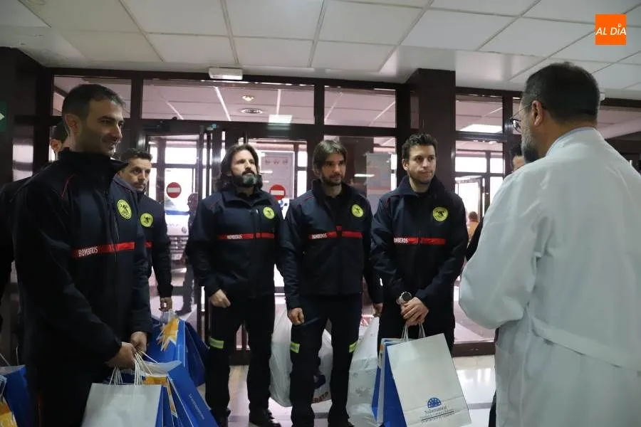 Foto 3 - Visita sorpresa y regalos para los ni&ntilde;os hospitalizados en el Cl&iacute;nico