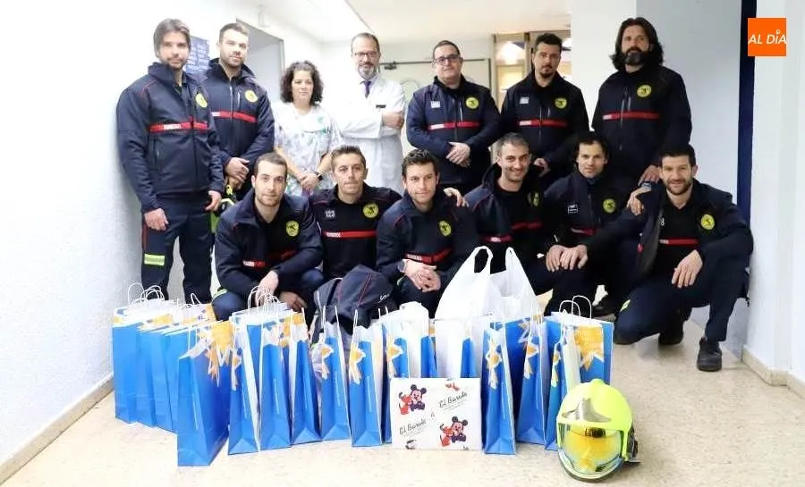 Bomberos de Salamanca que participaron en esta visita a la planta de Pediatría del Clínico. Foto de Lydia González