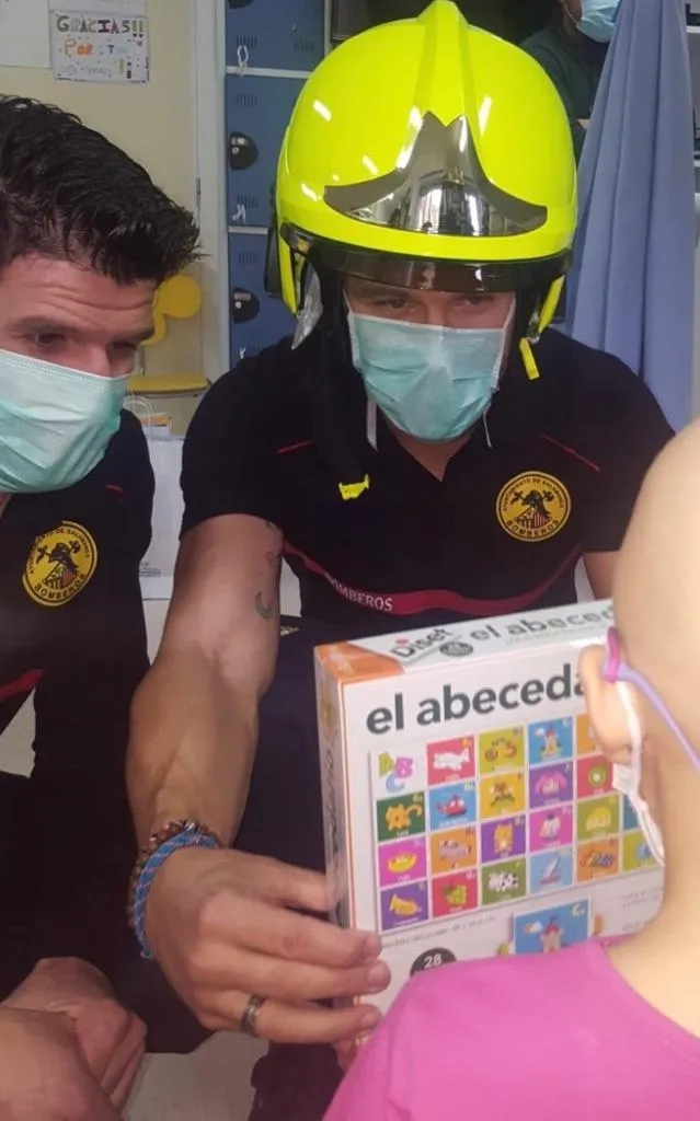 Foto 7 - Visita sorpresa y regalos para los ni&ntilde;os hospitalizados en el Cl&iacute;nico