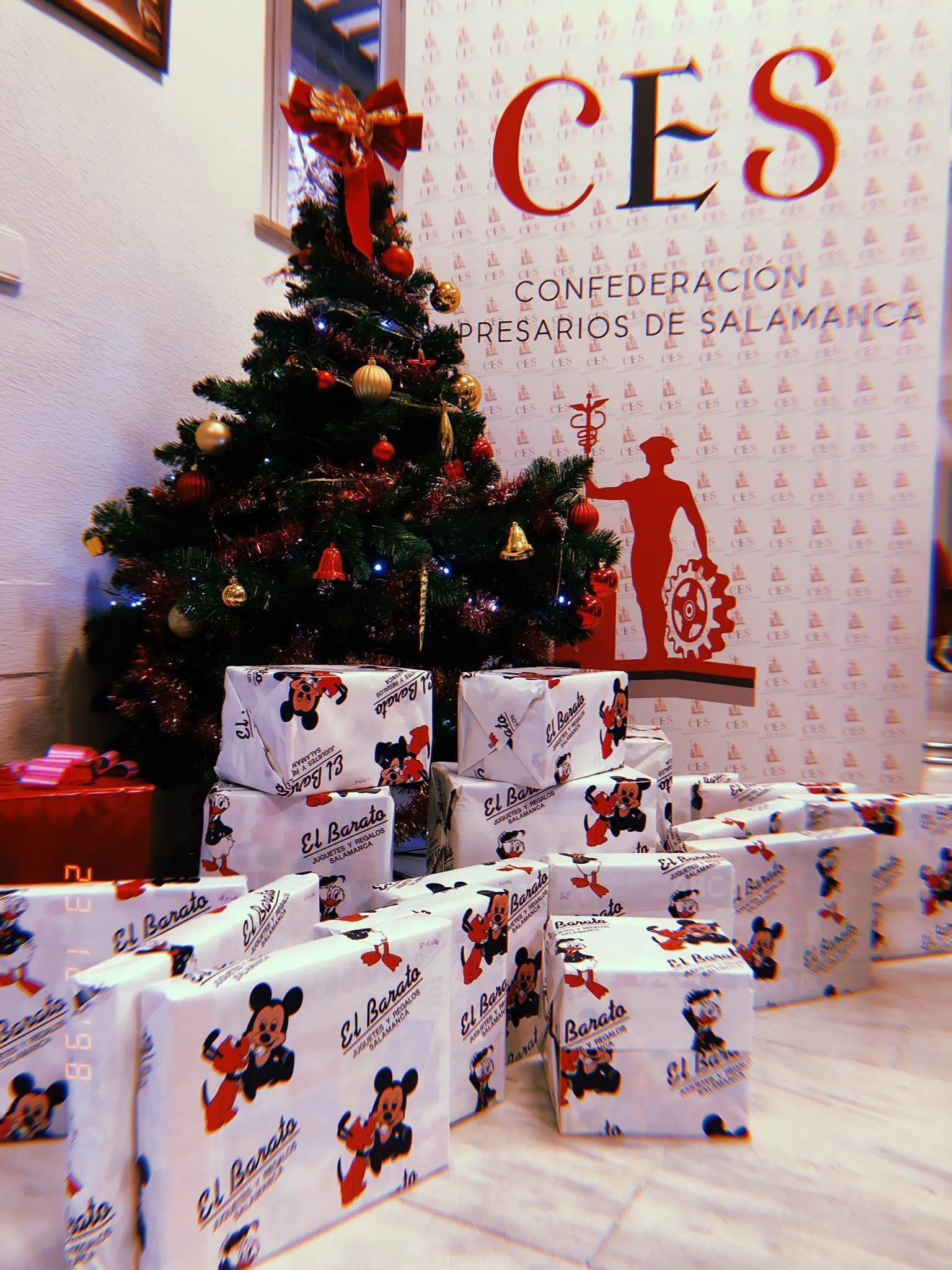 Foto 2 - Visita sorpresa y regalos para los ni&ntilde;os hospitalizados en el Cl&iacute;nico
