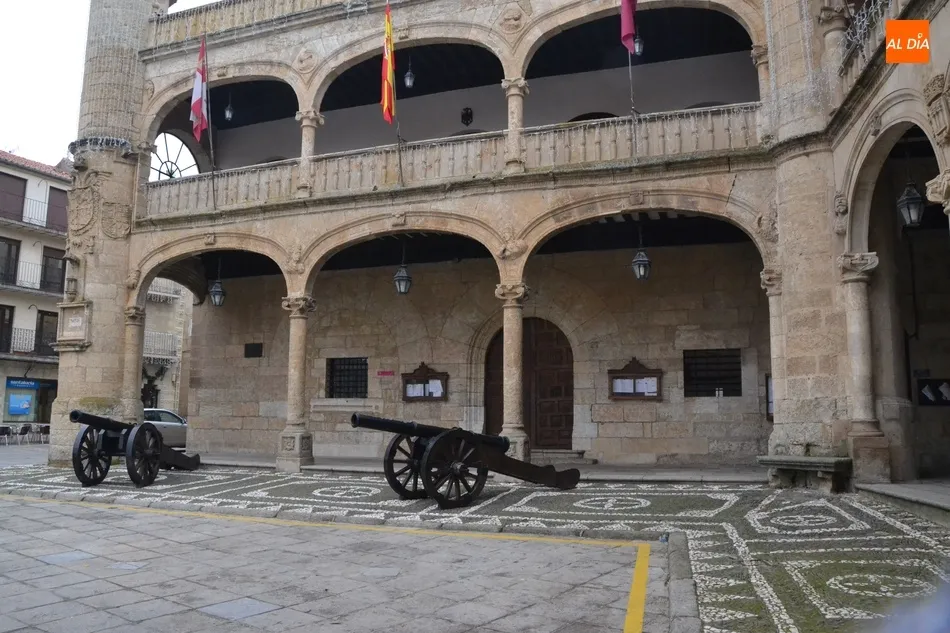 Foto 3 - En marcha la retirada de la iluminaci&oacute;n navide&ntilde;a, que vuelve a dejar &lsquo;sola&rsquo; a la Encina Flaca ...