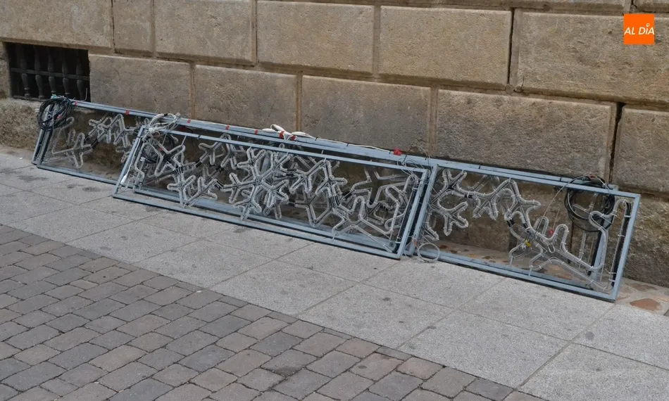 En marcha la retirada de la iluminación navideña, que vuelve a dejar ‘sola’ a la Encina Flaca ...