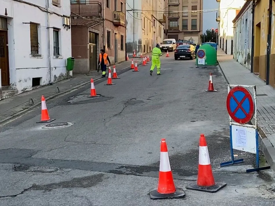 Foto 3 - El Ayuntamiento contin&uacute;a con el reasfaltado en las calles Luna y Zafiro