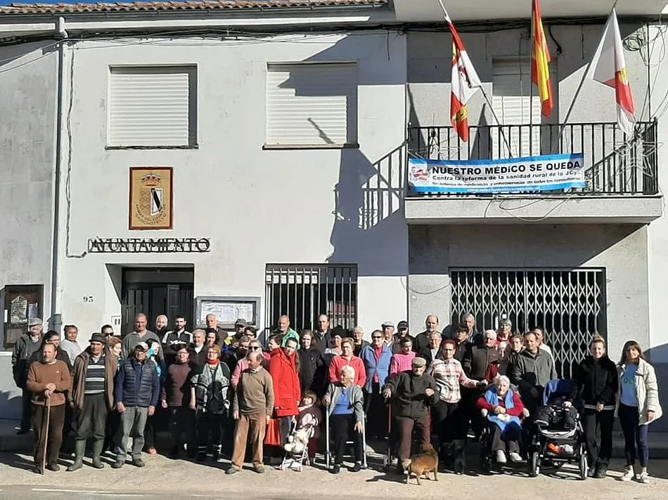 Los vecinos de Sanchotello se manifiestan frente al Ayuntamiento. Foto: Ayto. Sanchotello