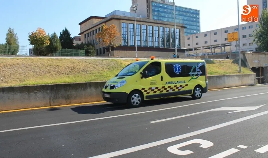 Ambulancia en el Complejo Asistencial de Salamanca. Foto de archivo