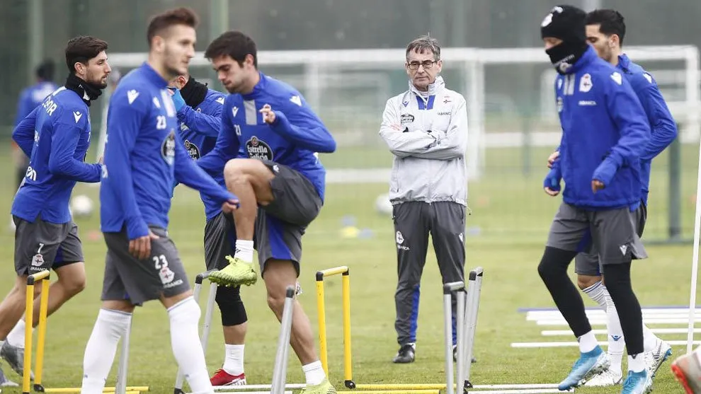 Fernando Vázquez dirige un entrenamiento / TWITTER