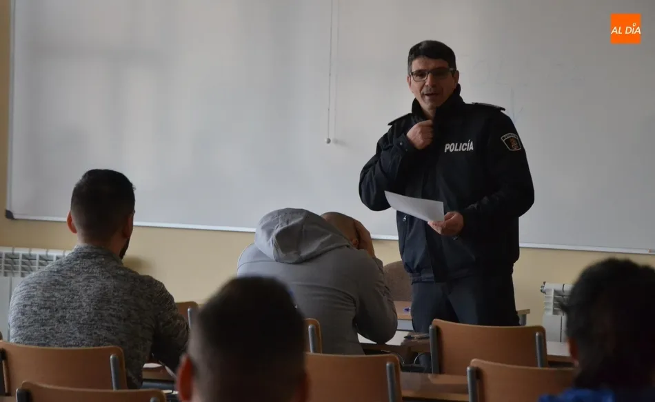 Foto 6 - Los 19 aspirantes a entrar en la Polic&iacute;a Local se someten al examen tipo test del proceso  