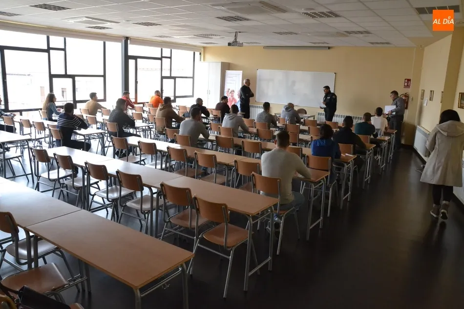 Foto 3 - Los 19 aspirantes a entrar en la Polic&iacute;a Local se someten al examen tipo test del proceso  