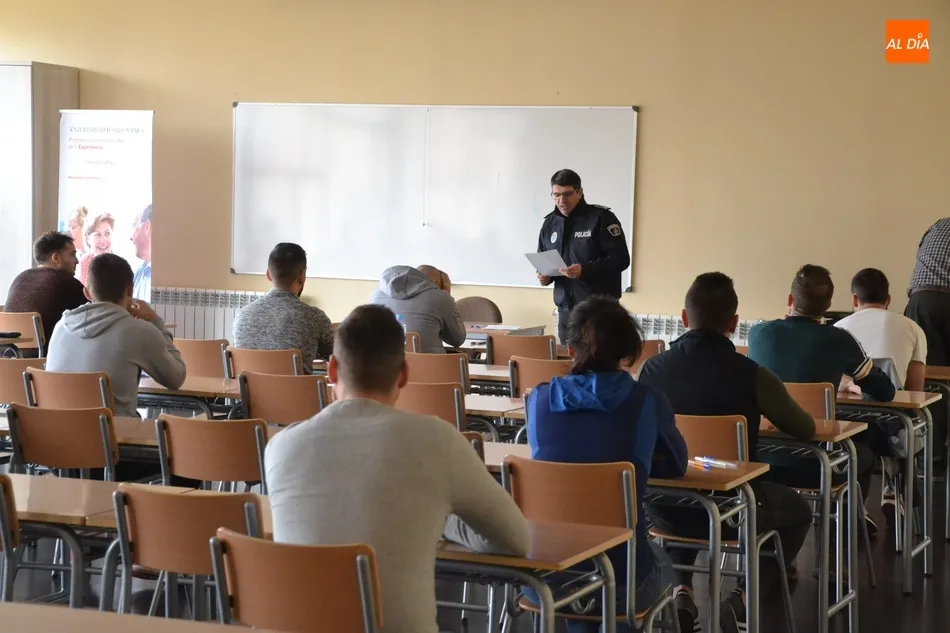 Foto 4 - Los 19 aspirantes a entrar en la Polic&iacute;a Local se someten al examen tipo test del proceso  