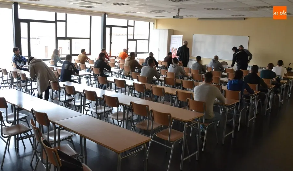 Foto 5 - Los 19 aspirantes a entrar en la Polic&iacute;a Local se someten al examen tipo test del proceso  