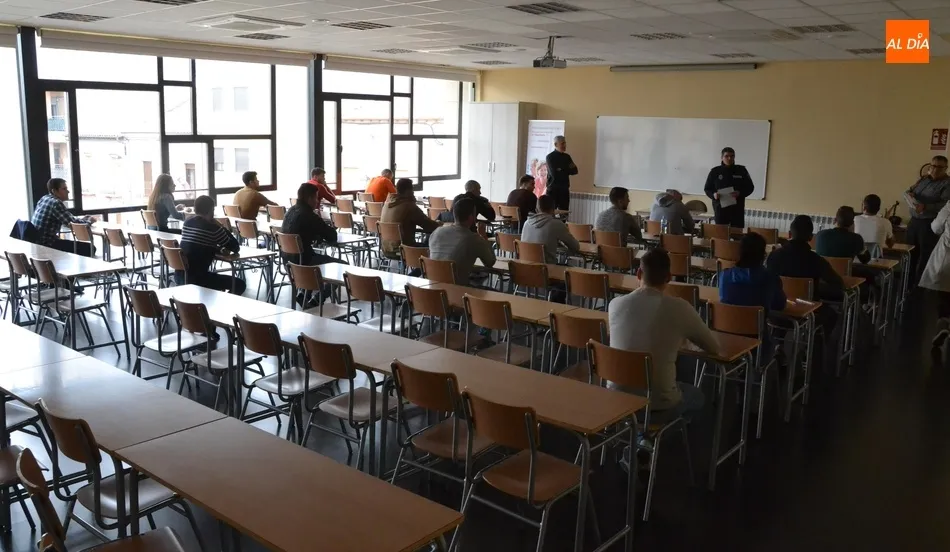 Los 19 aspirantes a entrar en la Policía Local se someten al examen tipo test del proceso  