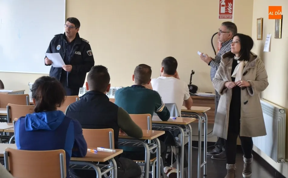 Foto 2 - Los 19 aspirantes a entrar en la Polic&iacute;a Local se someten al examen tipo test del proceso  