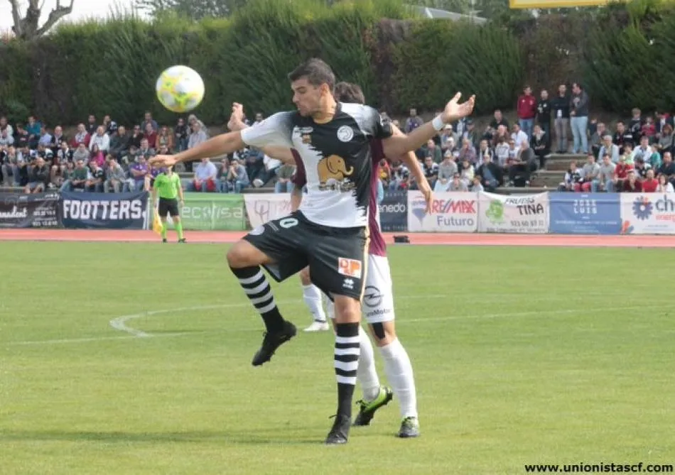 Carlos de la Nava controla un balón en Las Pistas