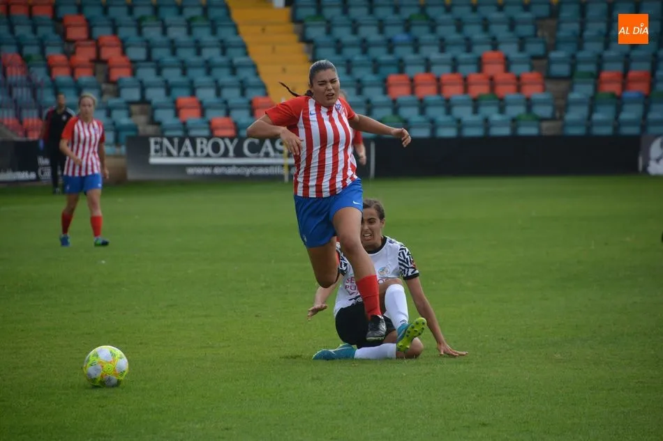 Acción del encuentro de ida disputado en el Helmántico entre el Salamanca UDS Femenino y el Atlético de Madrid C / Archivo