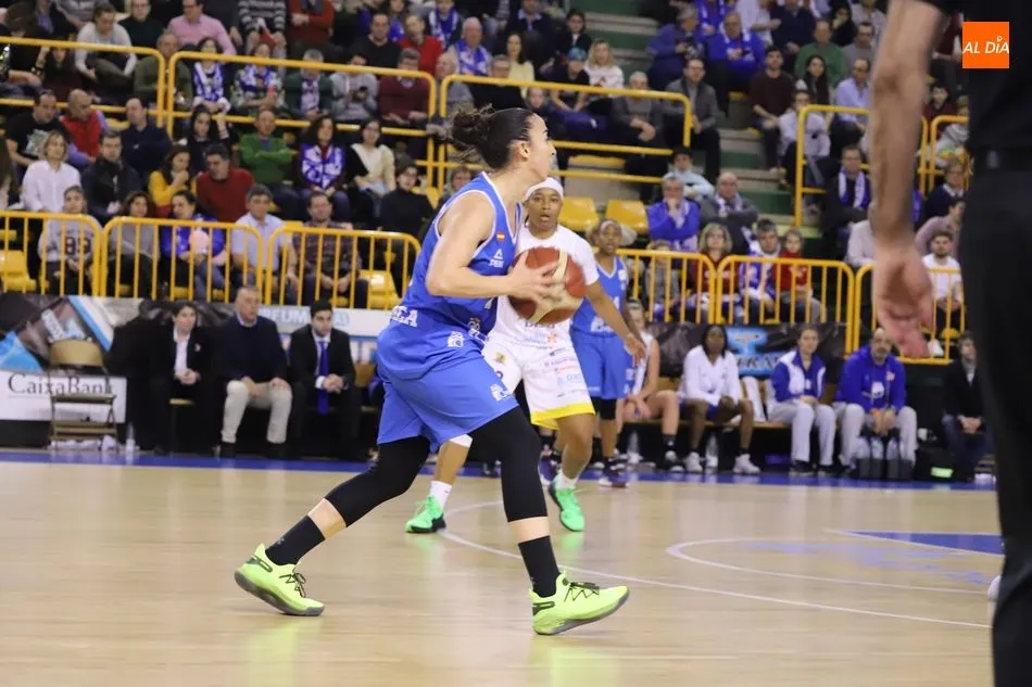 Silvia Domínguez maneja el balón durante el partido ante Clarinos / Archivo