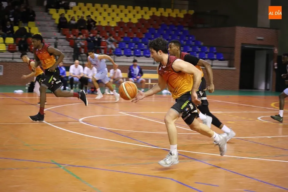 Arturo Cruz conduce el balón durante un encuentro liguero / Archivo