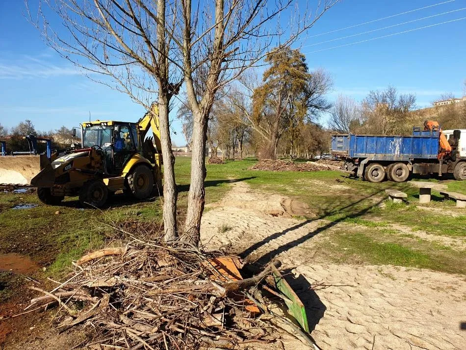 Foto 4 - El Ayuntamiento retira la maleza arrastrada por el &Aacute;gueda en la gran crecida de diciembre  