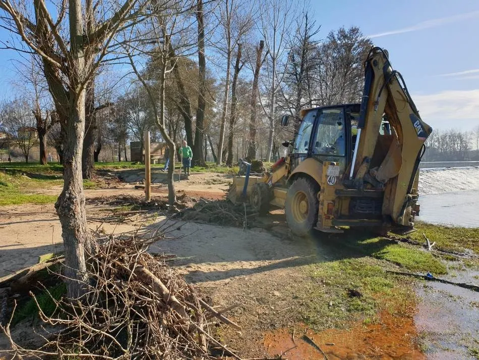 Foto 3 - El Ayuntamiento retira la maleza arrastrada por el &Aacute;gueda en la gran crecida de diciembre  