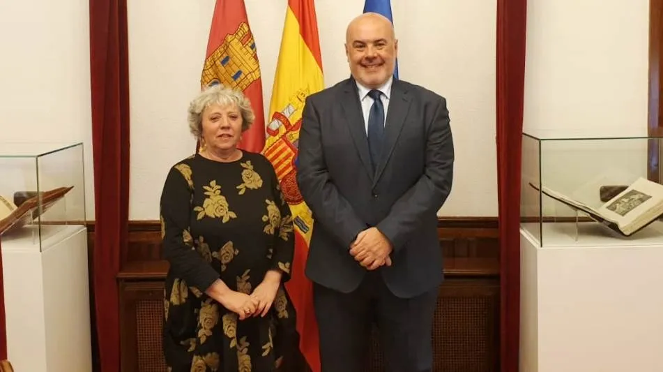 La subdelegada del Gobierno en Salamanca, Encarnación Pérez Álvarez,  y el presidente de ENUSA Industrias Avanzadas, José Vicente Berlanga