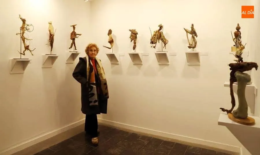 Gonzala García San Román junto a algunas de sus obras en la sala de La Salina. Foto de Lydia González