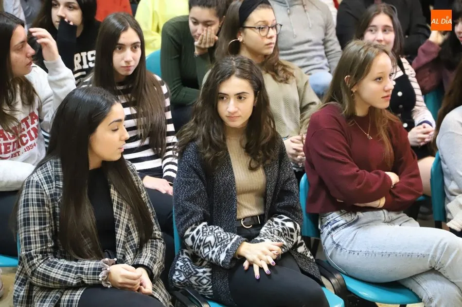 Foto 2 - El testimonio directo de las v&iacute;ctimas del terrorismo llega a escolares salmantinos