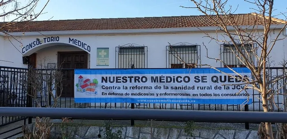 Pancarta sin siglas políticas en contra de la reforma sanitaria rural