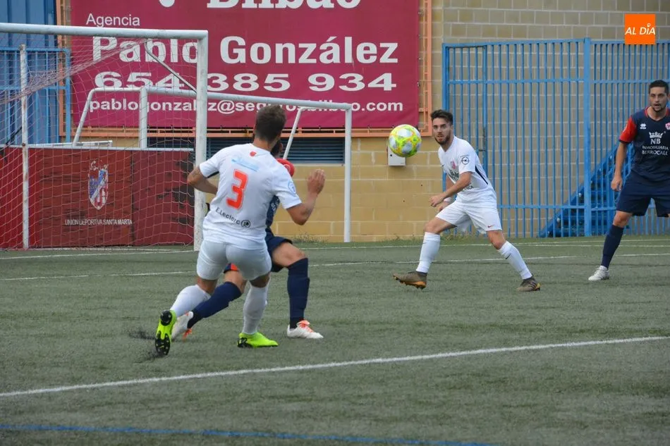 Acción del encuentro de ida disputado entre el Santa Marta y el Atlético Bembibre / Archivo