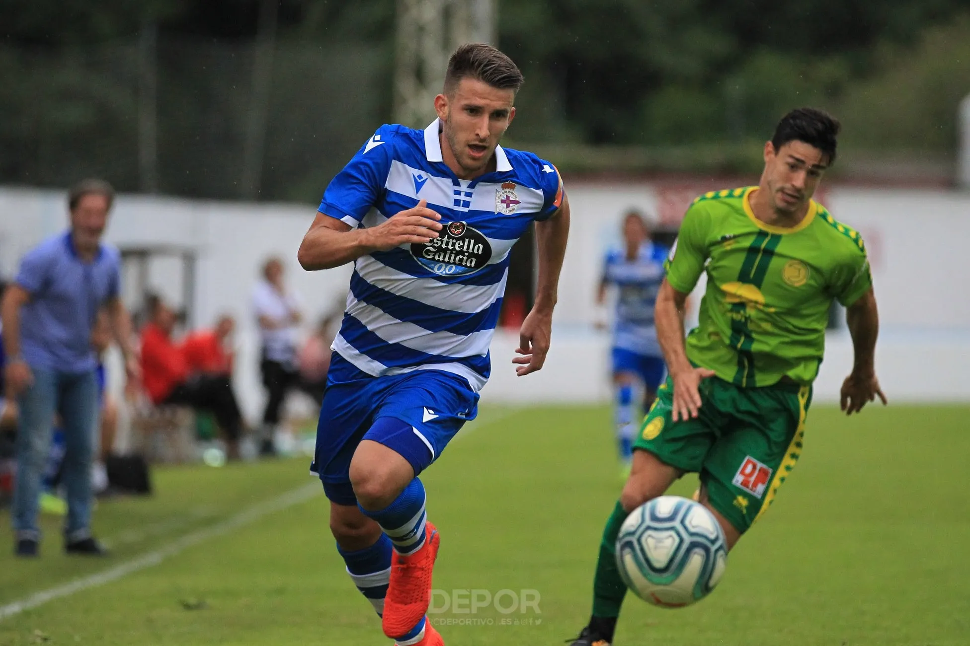 Zubiri persigue a un jugador deportivista en el amistoso disputado entre ambos equipos este verano / Deportivo de La Coruña