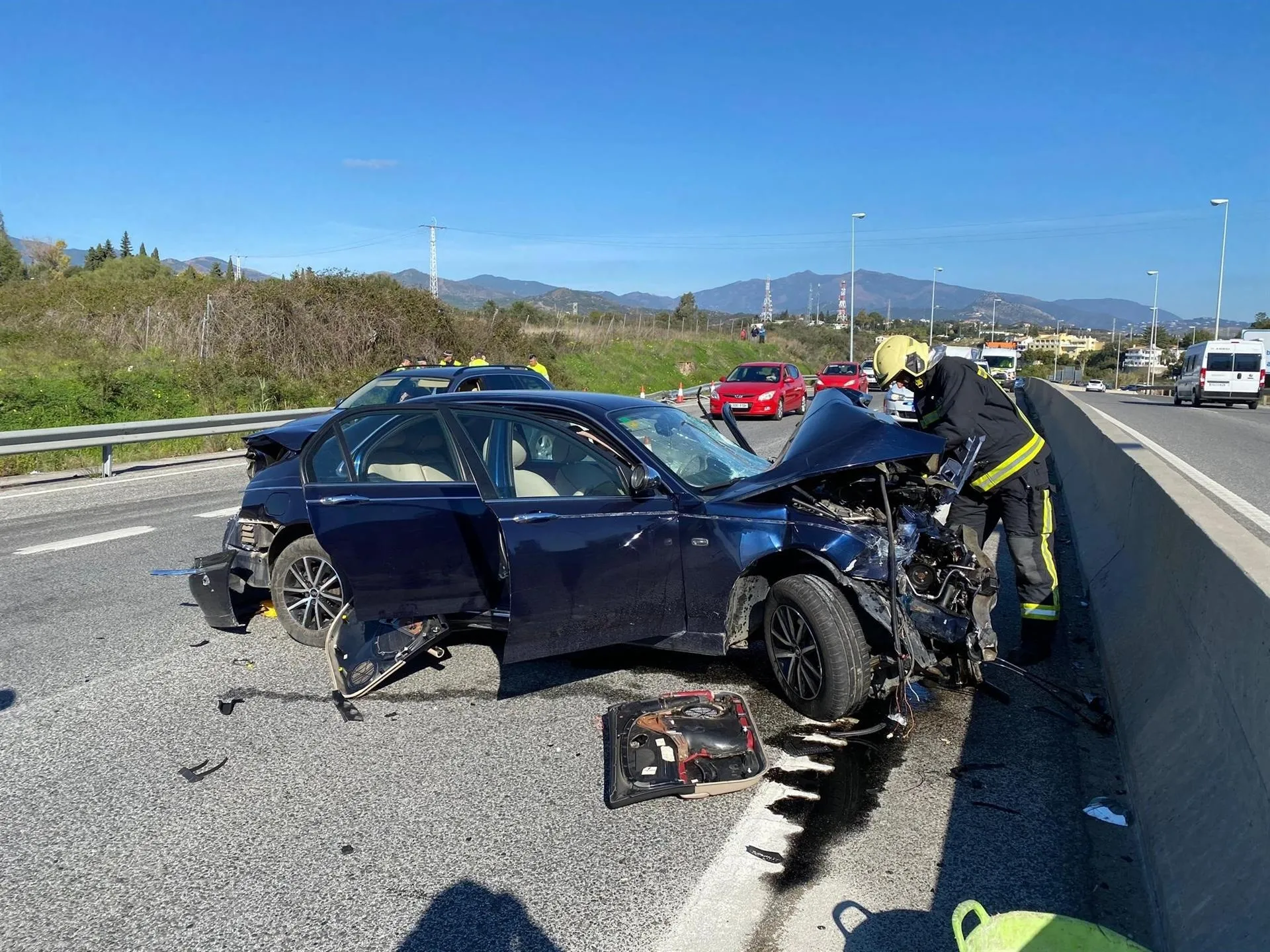 Un bombero en un accidente de tráfico en Coín / Europa Press