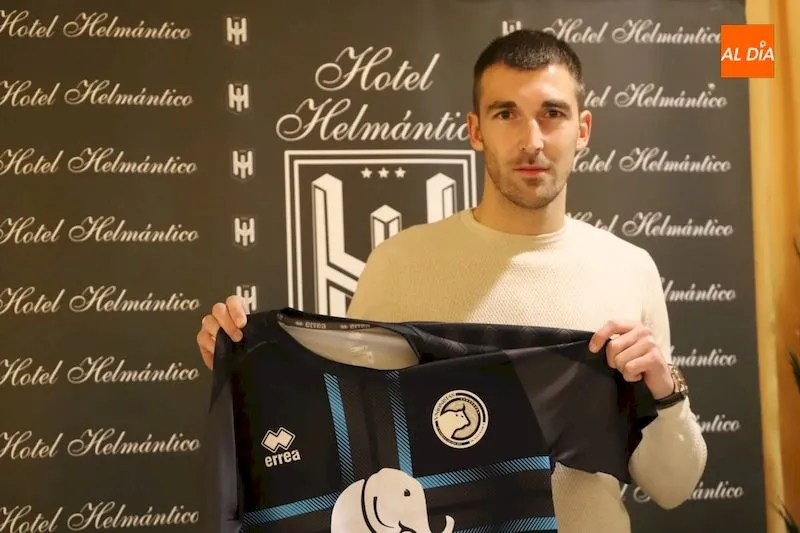 Mario Fernández durante su presentación como nuevo jugador de Unionistas / Lydia González