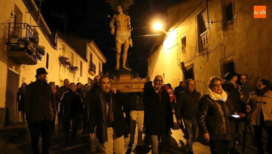 San Sebastián purificará a su paso en la procesión el humo de las hogueras dispuestas en cada barrio / CORRAL
