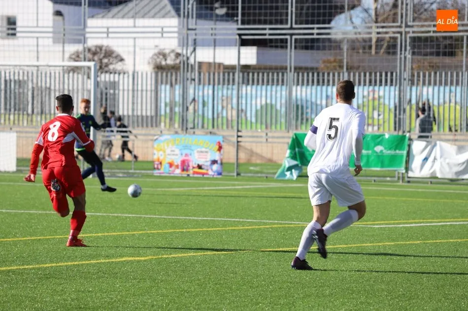 Foto 9 - El Pe&ntilde;aranda se lleva el derbi frente al Ribert y abre hueco (1-0)