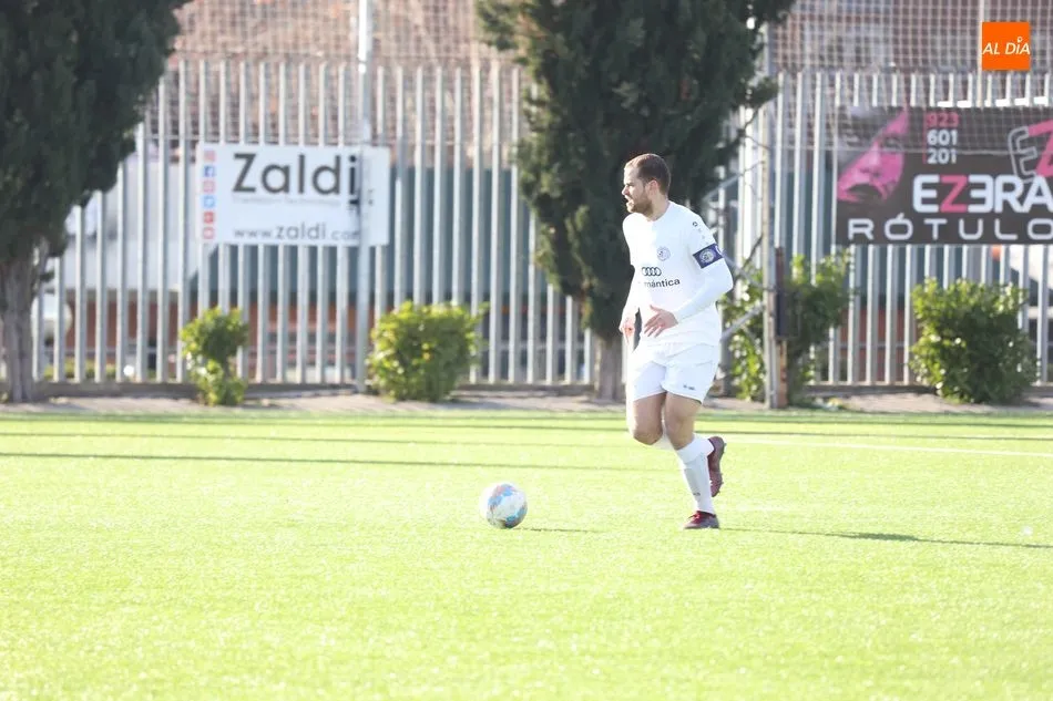Foto 8 - El Pe&ntilde;aranda se lleva el derbi frente al Ribert y abre hueco (1-0)