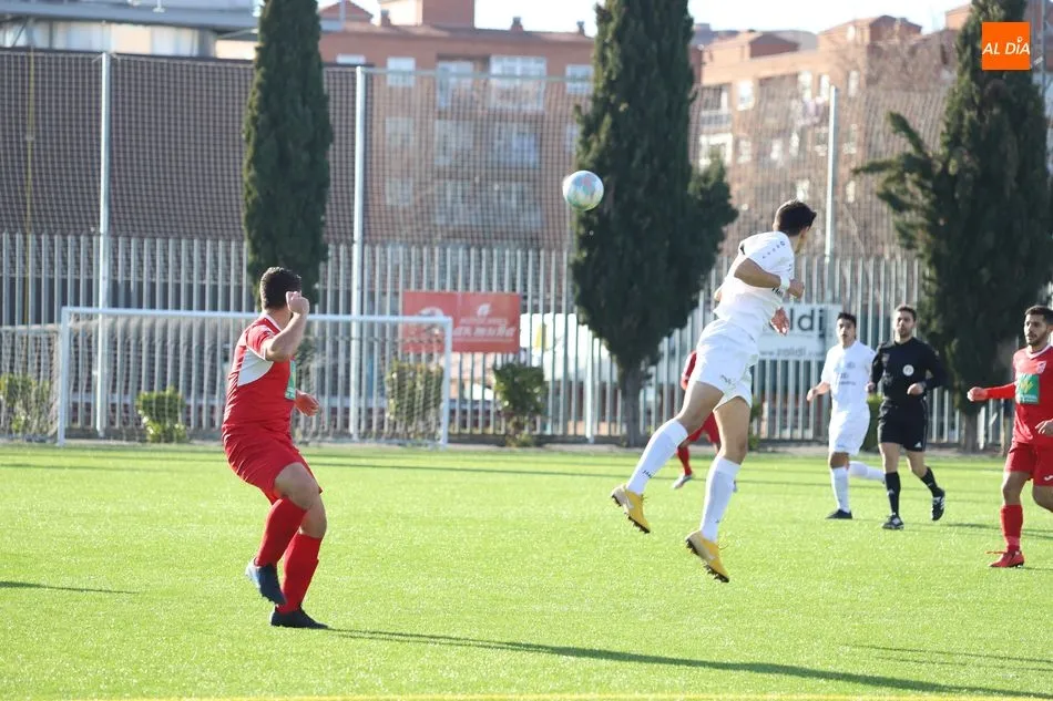 Foto 7 - El Pe&ntilde;aranda se lleva el derbi frente al Ribert y abre hueco (1-0)