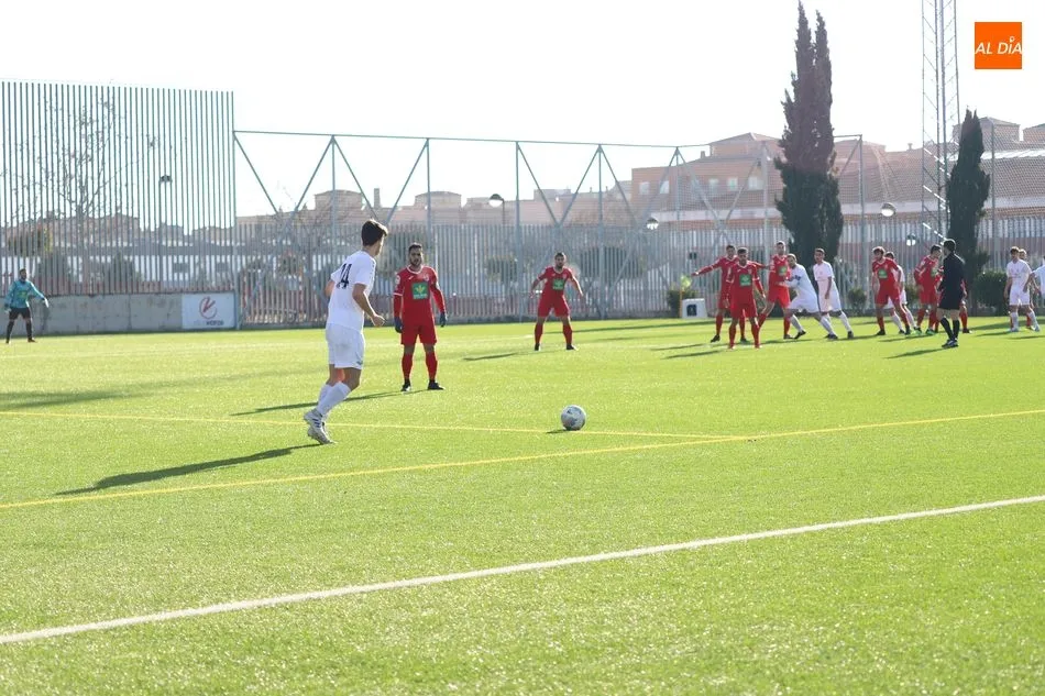 Foto 6 - El Pe&ntilde;aranda se lleva el derbi frente al Ribert y abre hueco (1-0)