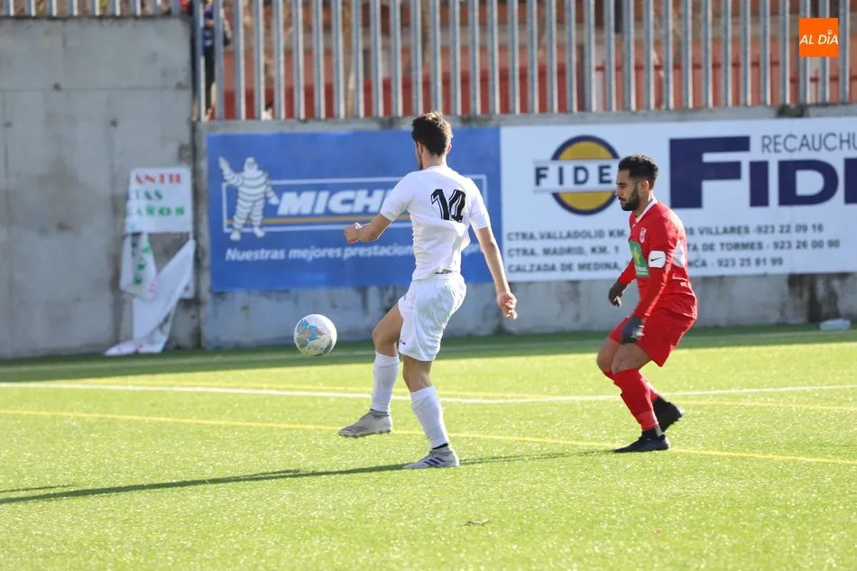 Foto 4 - El Pe&ntilde;aranda se lleva el derbi frente al Ribert y abre hueco (1-0)