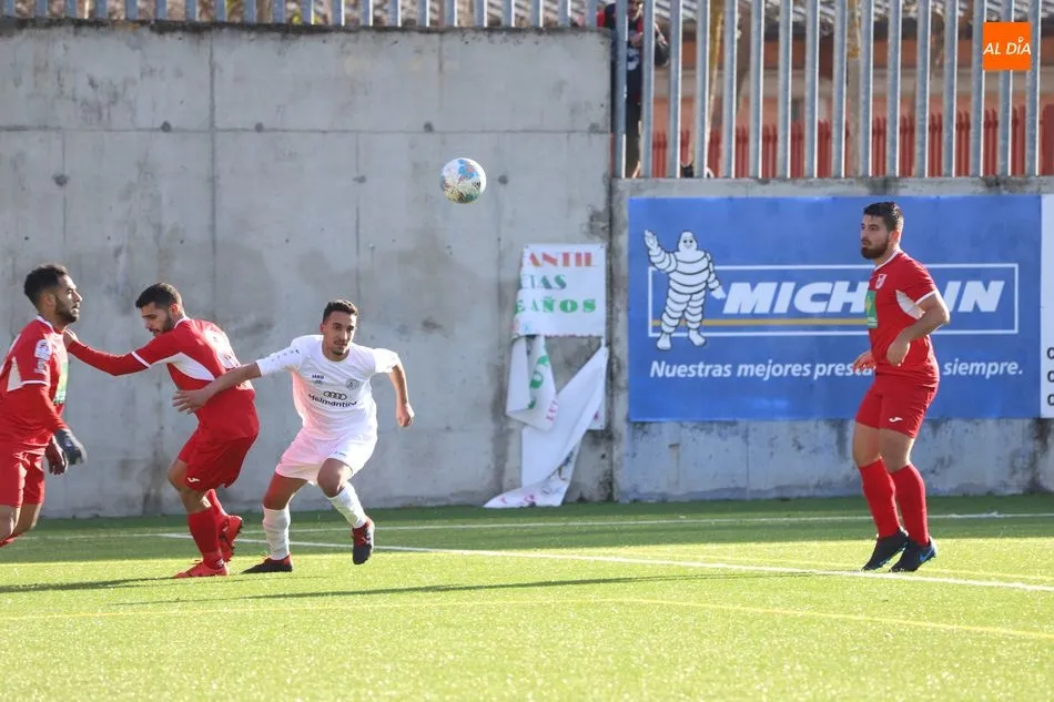 Foto 3 - El Pe&ntilde;aranda se lleva el derbi frente al Ribert y abre hueco (1-0)