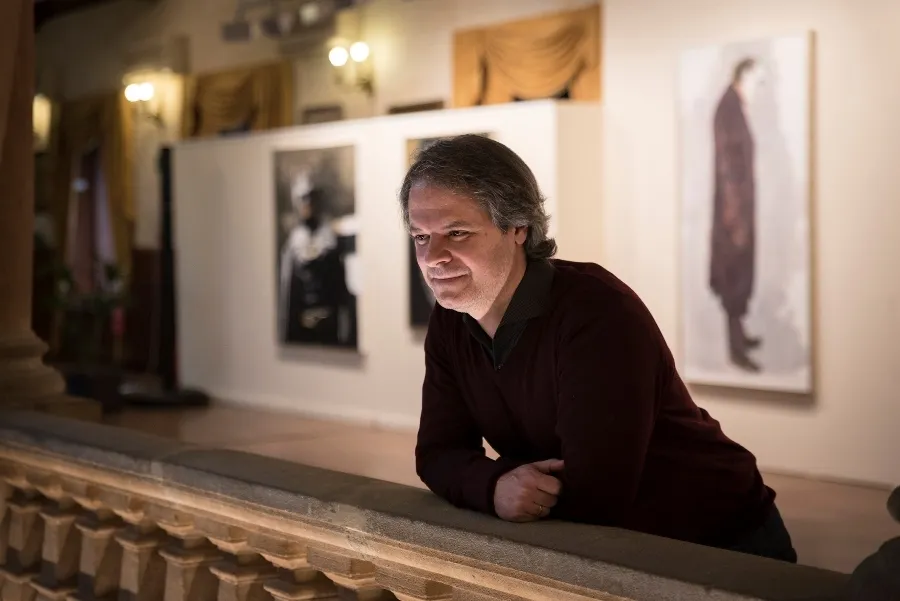 Ángel Luis Iglesias junto a algunas de sus obras expuestas en el Casino. Foto de Carmen Borrego