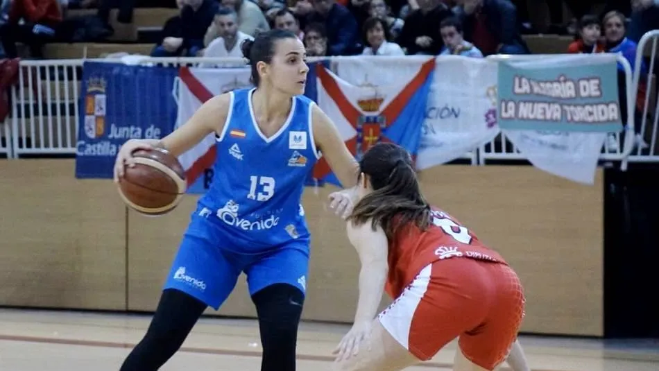 Vilaró protege el balón ante la presión de una rival / CB Avenida