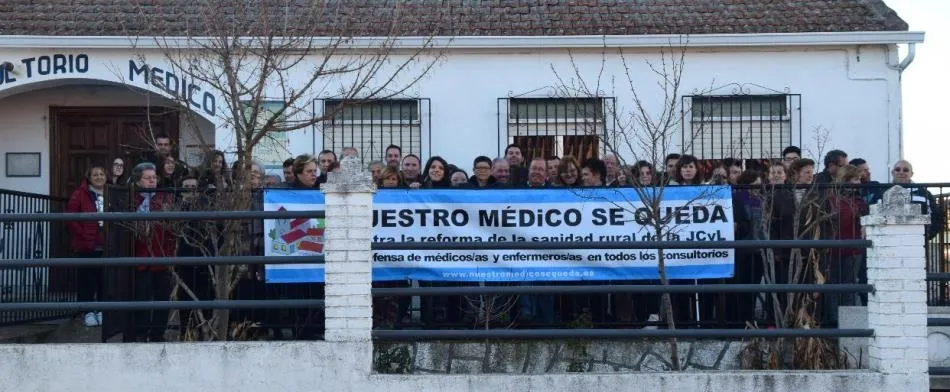 Foto 3 - Los vecinos de Aldehuela y El Payo se manifiestan contra la desaparici&oacute;n de las consultas fijas  