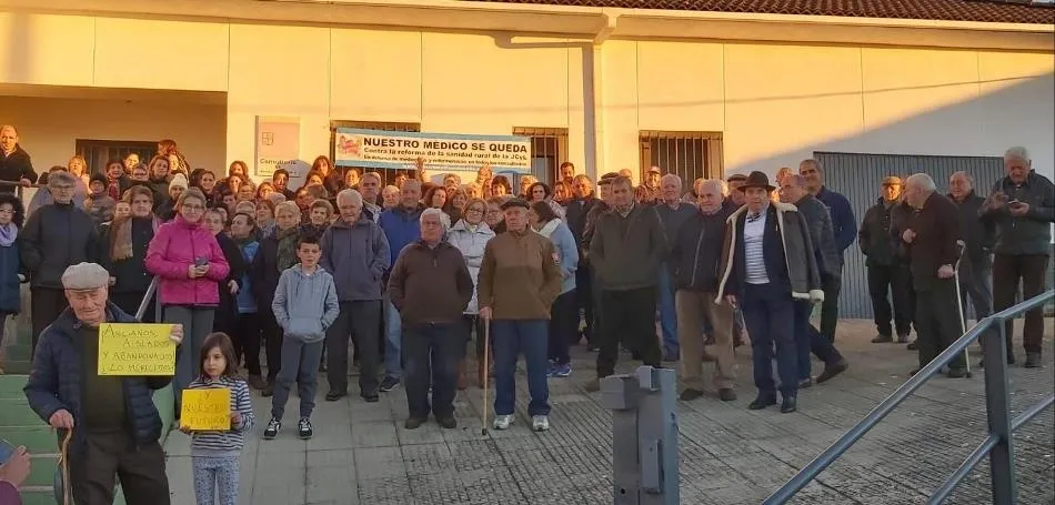 Foto 2 - Los vecinos de Aldehuela y El Payo se manifiestan contra la desaparici&oacute;n de las consultas fijas  