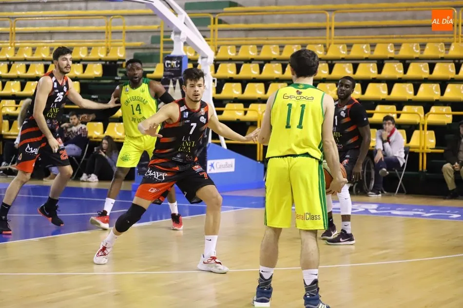 Foto 11 - El CB Tormes celebra la presentaci&oacute;n de su cantera con un triunfo sobre el ULE Basket Le&oacute;n (92-56)
