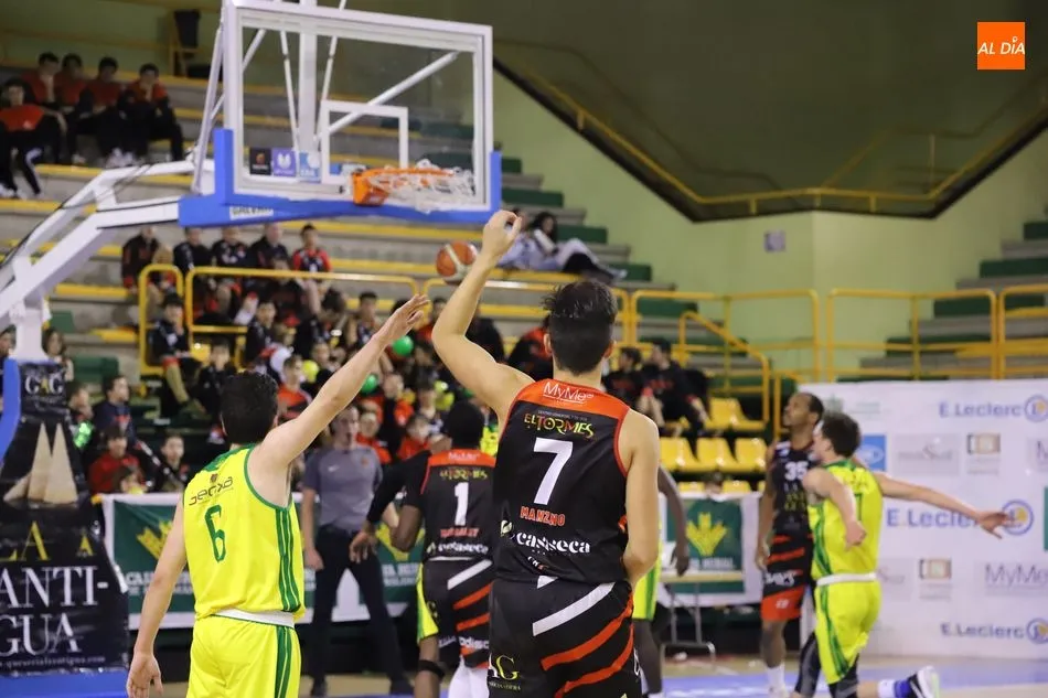 Foto 10 - El CB Tormes celebra la presentaci&oacute;n de su cantera con un triunfo sobre el ULE Basket Le&oacute;n (92-56)