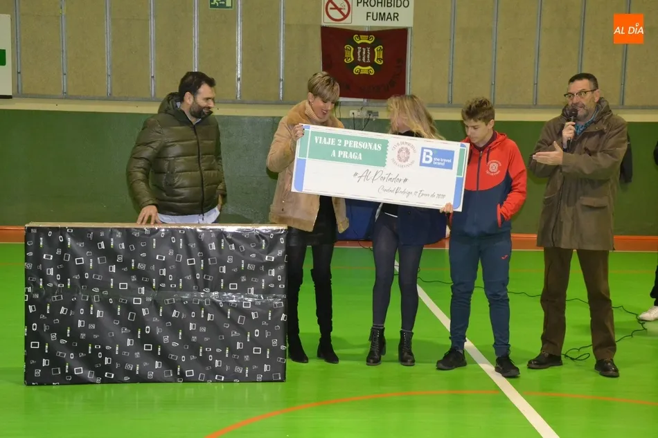 Foto 3 - El III Columnas hace entrega de la TV de 50&rdquo; y el viaje a Praga que puso en juego el lunes  
