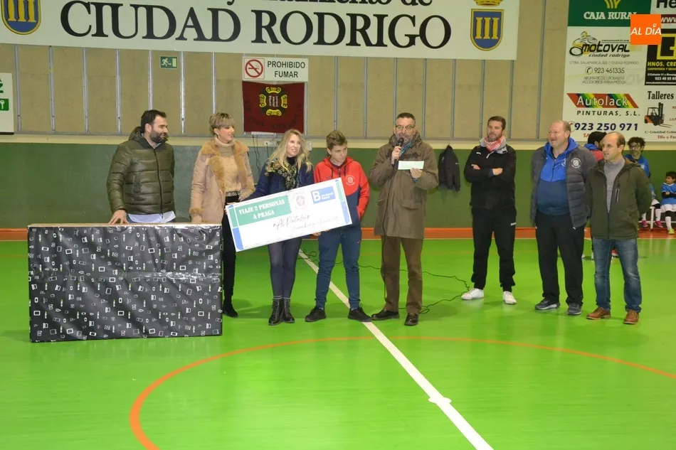 Foto 2 - El III Columnas hace entrega de la TV de 50&rdquo; y el viaje a Praga que puso en juego el lunes  