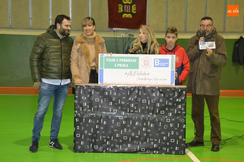 Foto 4 - El III Columnas hace entrega de la TV de 50&rdquo; y el viaje a Praga que puso en juego el lunes  