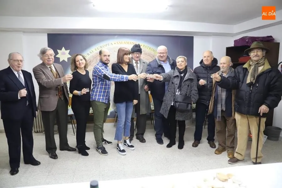 Foto 4 - Los colectivos vecinales del Barrio Antiguo mantienen la tradici&oacute;n del Aguinaldo del Folclore...