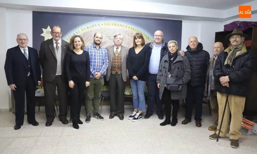 Buen ambiente entre los organizadores y las autoridades que acudían a este Aguinaldo del Folclore Salmantino. Foto de Lydia González