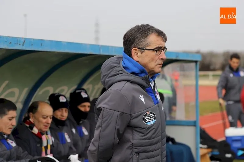 Fernando Vázquez en el área técnica durante el partido / Archivo